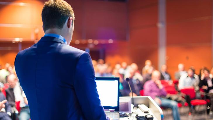 استخدام الوسائل المساعدة في الإلقاء