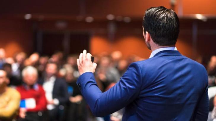 كيف تطلق العنان لإمكاناتك وتتحلى بمهارات تقديمية لا تقاوم