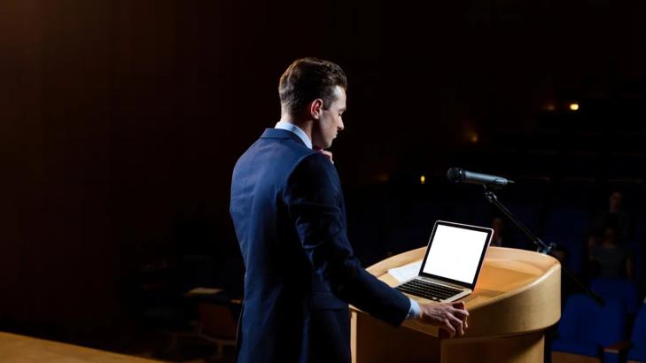 10 نصائح لتحسين مهاراتك في التحدث أمام الناس