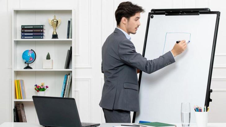 نموذج ADDIE: كيف تساعدك خطواته على تقديم دورة تدريبية فعالة؟