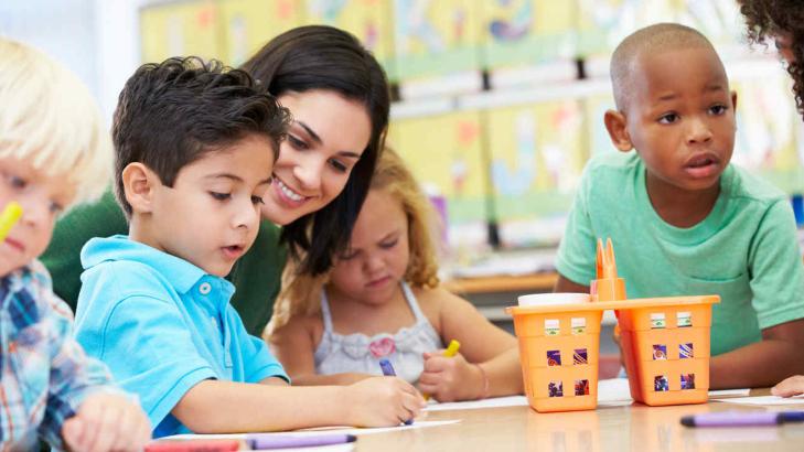 العلاقة بين التربية والتعليم