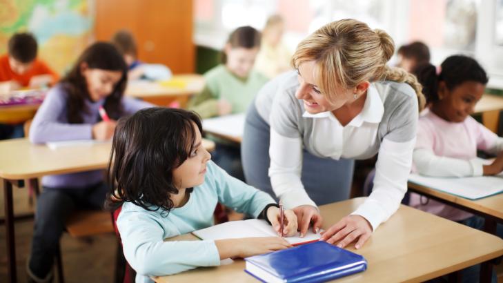 كيف يتعامل المعلم مع مشكلات الطلاب