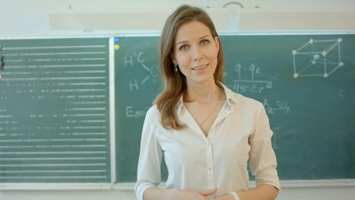 معلـمٌ‮ ‬يبحثُ‮ ‬عن‮ ‬ذاته ‮(‬إزاحات‮ ‬متلاحقة‮)‬