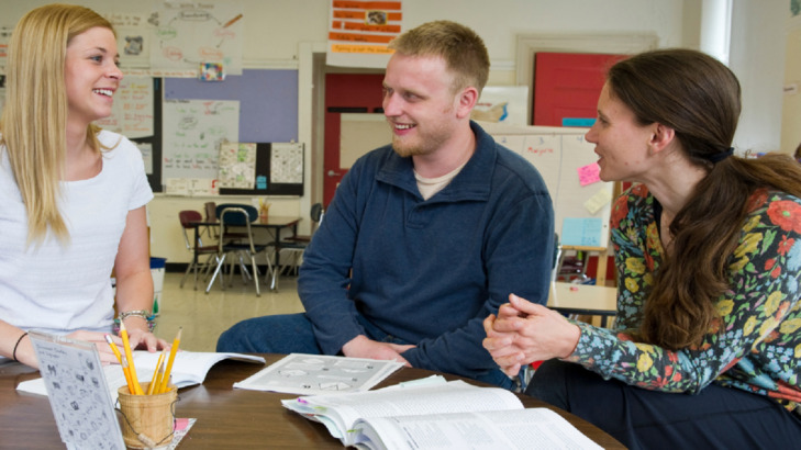 ما وراء الهدايا الرمزية: كيف تُبنى الثقة في علاقات الكوتشينغ التعليمي