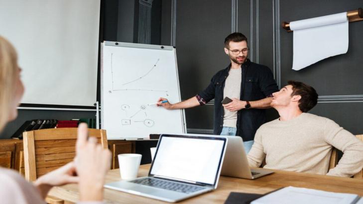 4 استراتيجيات تسويق لا تنفع الكوتش المبتدئ